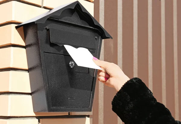 Açık Havada Posta Kutusuna Mektup Koyarak Kadın — Stok fotoğraf