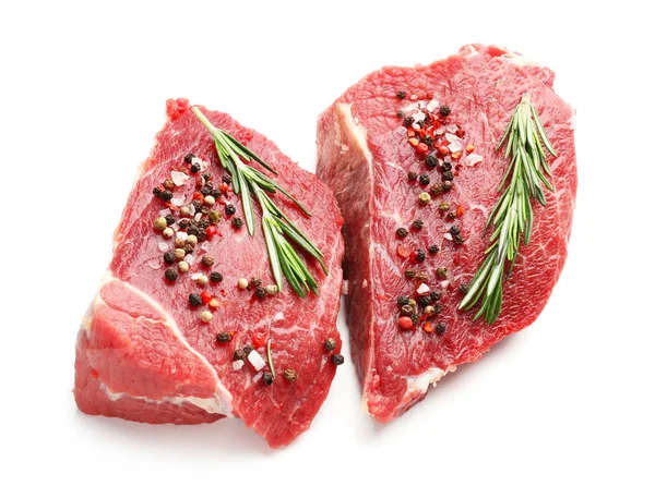 Rohes Fleisch Mit Rosmarin Und Gewürzen Auf Weißem Hintergrund — Stockfoto