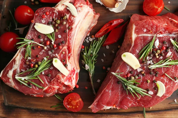 Carne Cruda Con Especias Verduras Sobre Tabla Madera Primer Plano —  Fotos de Stock