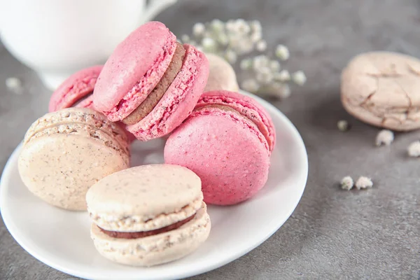 Teller Mit Leckeren Macarons Auf Dem Tisch — Stockfoto