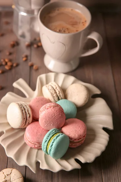 Teller Mit Leckeren Macarons Und Kaffee Set Auf Dem Tisch — Stockfoto