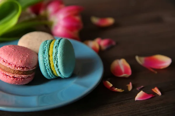 Teller Mit Leckeren Macarons Auf Dem Tisch — Stockfoto