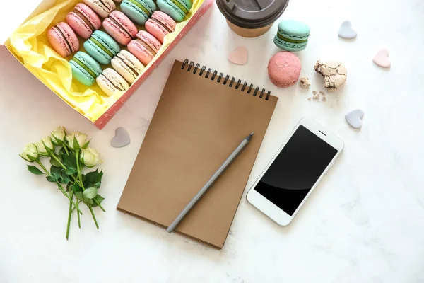 Composición Laica Plana Con Sabrosos Macarrones Portátil Teléfono Inteligente Taza —  Fotos de Stock