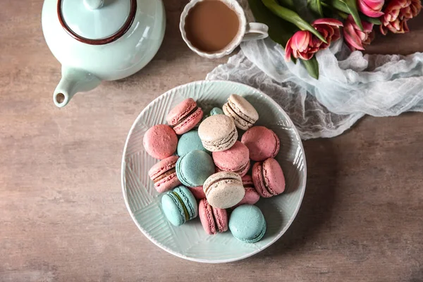 Teller Mit Leckeren Macarons Und Kaffee Set Auf Tisch Draufsicht — Stockfoto