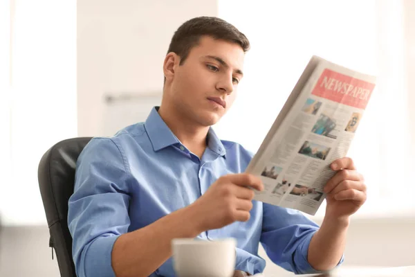 ハンサムな実業家のオフィスで新聞を読む — ストック写真