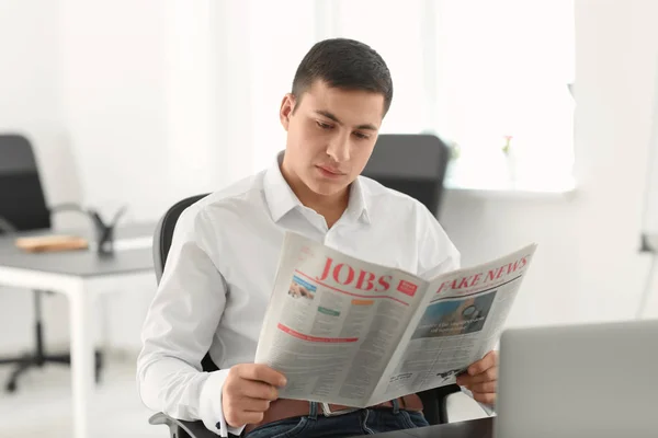 Bonito Empresário Lendo Jornal Escritório — Fotografia de Stock