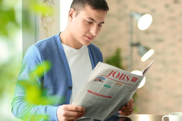 Красивий Молодий Чоловік Читає Газету Кафе — стокове фото