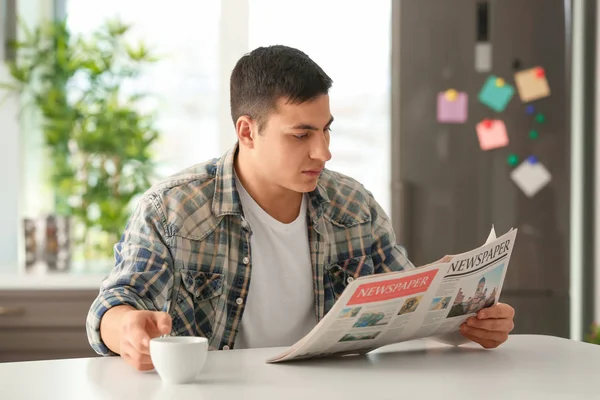 Homem Lendo Jornal Manhã Durante Café Manhã Casa — Fotografia de Stock