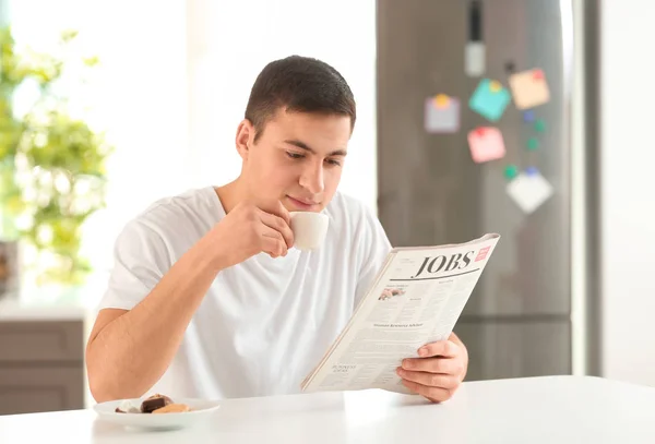Man Ochtendkrant Lezen Tijdens Het Ontbijt Thuis — Stockfoto
