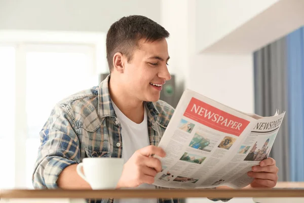 Hombre Leyendo Periódico Mañana Durante Desayuno Casa — Foto de Stock