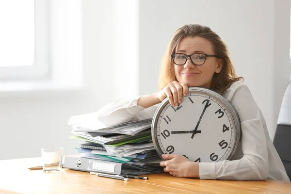 Mujer Madura Cansada Con Reloj Mesa Oficina Concepto Gestión Del —  Fotos de Stock