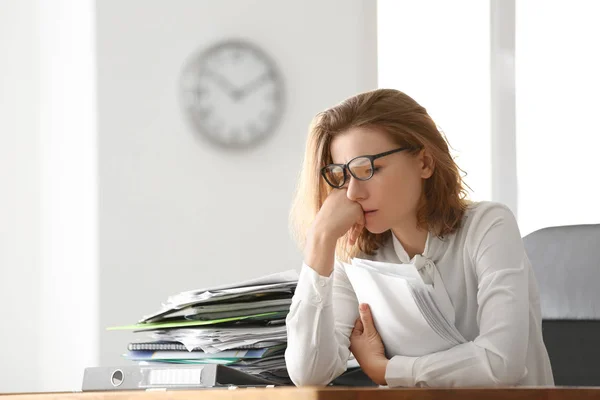 Mujer Madura Cansada Con Documentos Mesa Oficina Concepto Gestión Del —  Fotos de Stock