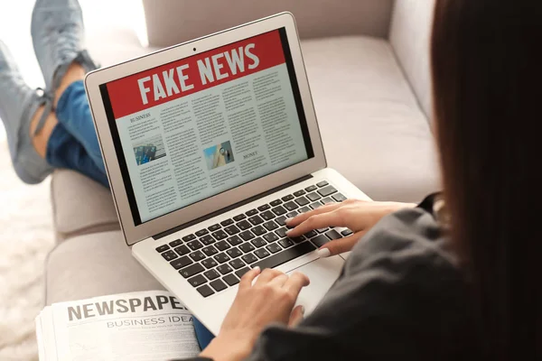 Mujer Joven Leyendo Noticias Pantalla Del Ordenador Portátil Interior — Foto de Stock