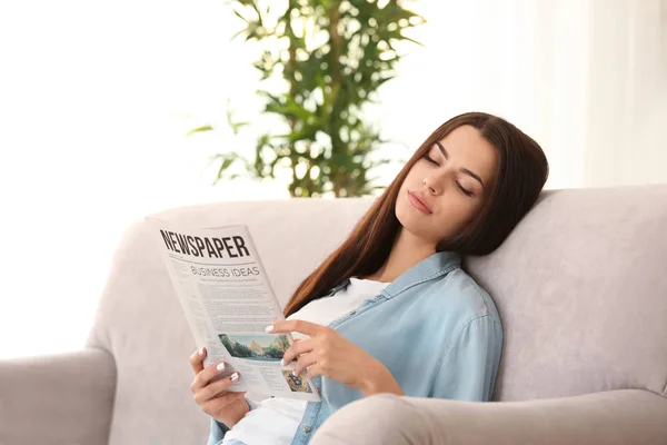 Wanita Muda Membaca Koran Dalam Ruangan — Stok Foto