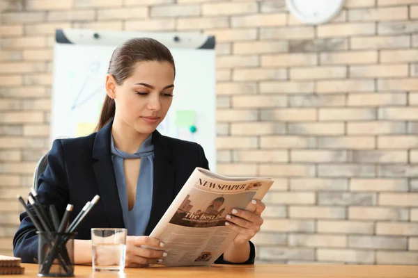 Joven Empresaria Leyendo Periódico Oficina — Foto de Stock