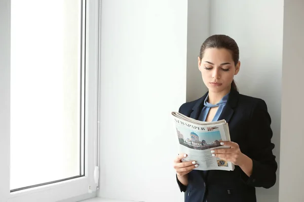 Joven Empresaria Leyendo Periódico Oficina — Foto de Stock