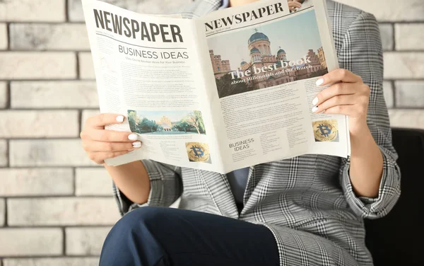 レンガの背景に新聞を読んで若い実業家 — ストック写真