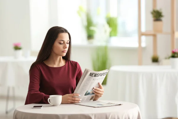 Young Woman Reading Newspaper Cafe — Stock Photo, Image