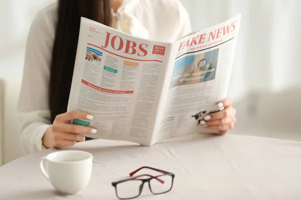 Ung Kvinna Läser Tidningen Kafé — Stockfoto