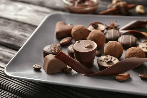 Deska Mňam Čokoládový Bonbóny Dřevěný Stůl — Stock fotografie