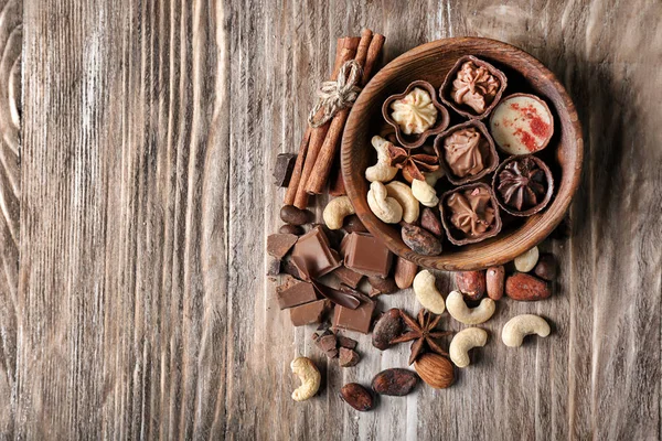 Schüssel Mit Leckeren Schokoladenbonbons Auf Holztisch — Stockfoto