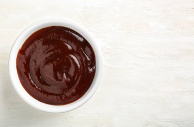 Barbekü soslu beyaz masada kase