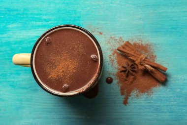 Ahşap arka plan, üstten görünüm üzerinde lezzetli sıcak çikolata bir fincan