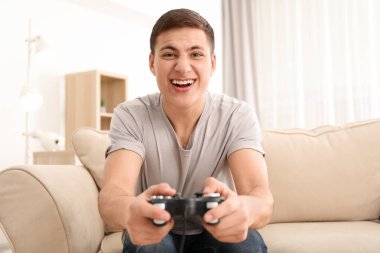 Evde Video Oyunları Oynayan Genç Adam