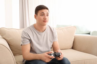 Evde Video Oyunları Oynayan Genç Adam