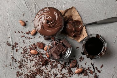 Erimiş çikolata ve şurubu masada ile cam kase