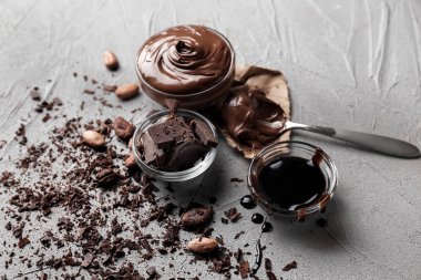 Erimiş çikolata ve şurubu masada ile cam kase