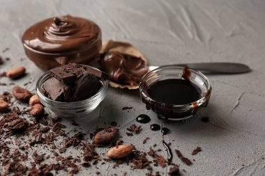 Erimiş çikolata ve şurubu masada ile cam kase