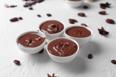 Kaseler hafif arka plan üzerinde erimiş çikolata ile