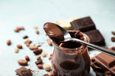 Tablo üzerinde erimiş çikolata ile jar