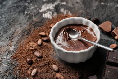 Tablo üzerinde erimiş çikolata ile kase