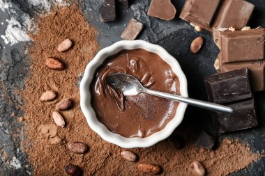 Tablo üzerinde erimiş çikolata ile kase