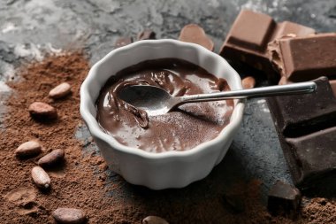 Tablo üzerinde erimiş çikolata ile kase