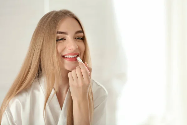 Mujer Joven Aplicando Maquillaje Baño — Foto de Stock