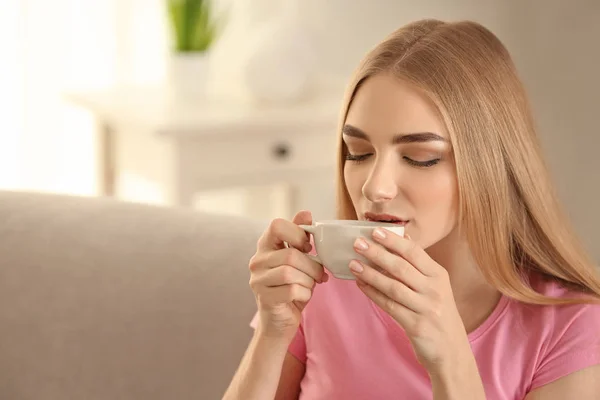 Mujer Joven Bebiendo Café Casa — Foto de Stock