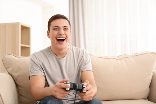 Joven Jugando Videojuegos Casa —  Fotos de Stock