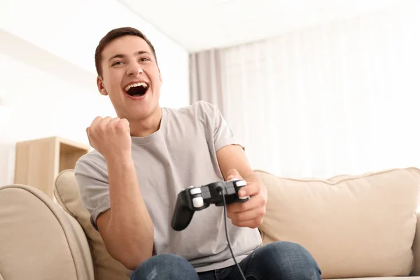 Joven Jugando Videojuegos Casa —  Fotos de Stock