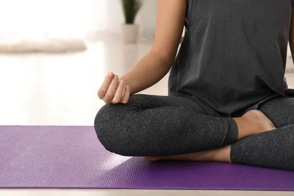 Ung Kvinde Praktiserer Yoga Morgenen - Stock-foto