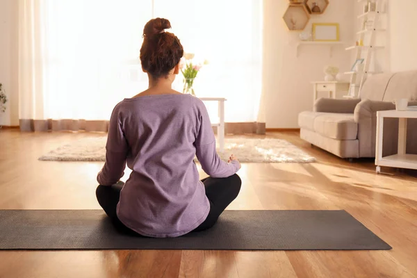 Beautiful Young African American Woman Practicing Yoga Morning — Stock Photo, Image