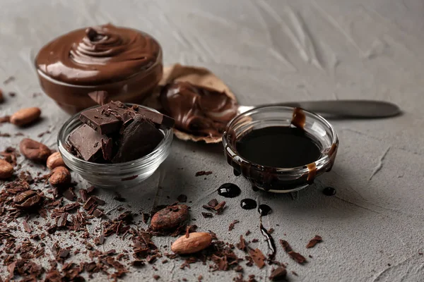 Erimiş çikolata ve şurubu masada ile cam kase