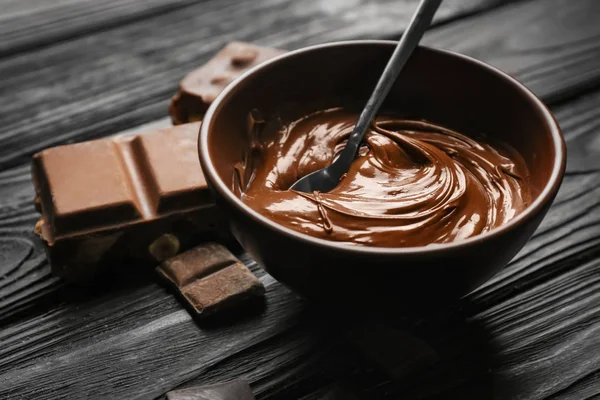 Μπολ Λιωμένο Σοκολάτα Στο Ξύλινο Τραπέζι — Φωτογραφία Αρχείου