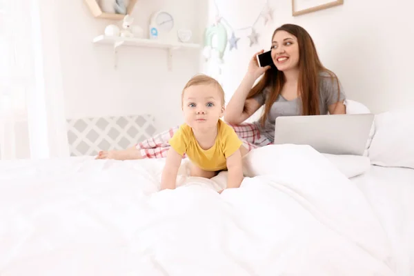 Young Mother Baby Working Bed Home — Stock Photo, Image