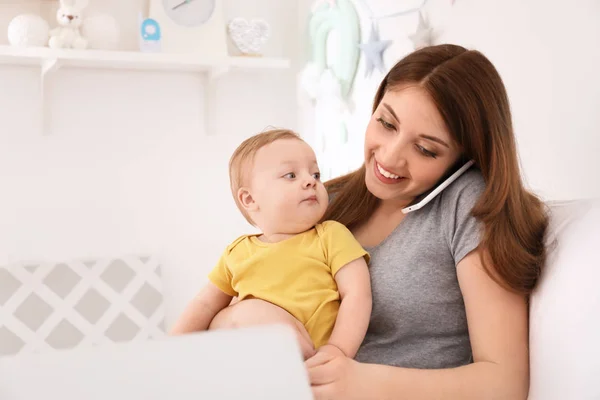 Young Mother Baby Working Bed Home — Stock Photo, Image