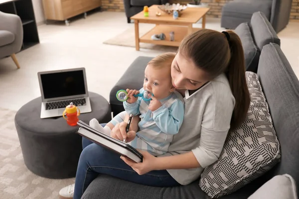 Jonge Moeder Bedrijf Baby Tijdens Het Werken Thuis — Stockfoto