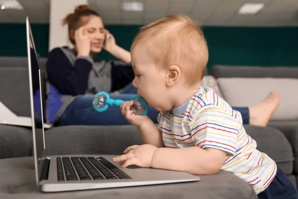 Cute Little Baby Laptop Mother Home — Stock Photo, Image