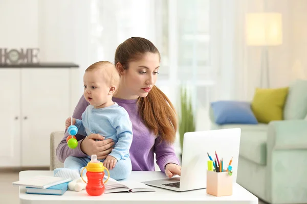 Joven Madre Con Bebé Trabajando Casa — Foto de Stock